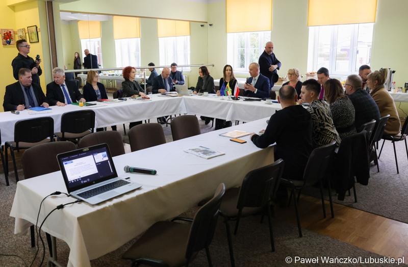Spotkanie Instytucji Zarządzającej programem Fundusze Europejskie dla Lubuskiego 2021-2027 z przedstawicielami miast i gmin tworzących Partnerstwo Razem dla rozwoju Powiatu Żagańskiego: Małomice, Niegosławice, Brzeźnica, Szprotawa, powiat Żagański.
