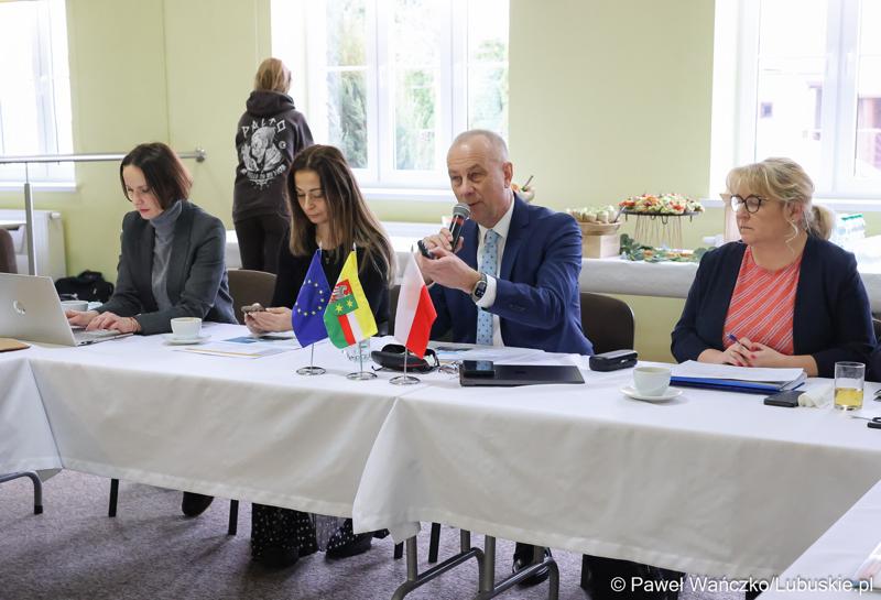 Marszałek województwa lubuskiego Marcin Jabłoński przemawia do uczestników spotkania Instytucji Zarządzającej programem Fundusze Europejskie dla Lubuskiego 2021-2027 z przedstawicielami miast i gmin tworzących Partnerstwo Razem dla rozwoju Powiatu Żagańskiego: Małomice, Niegosławice, Brzeźnica, Szprotawa, powiat Żagański.