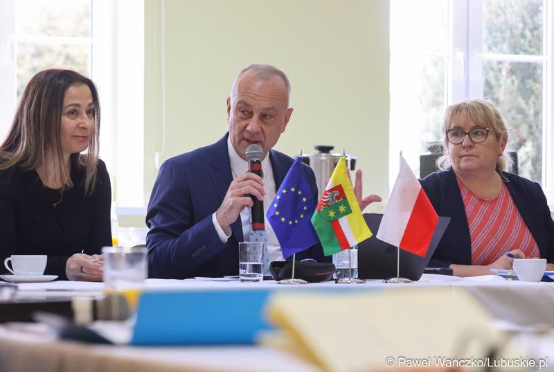 Marszałek województwa lubuskiego Marcin Jabłoński przemawia do uczestników spotkania Instytucji Zarządzającej programem Fundusze Europejskie dla Lubuskiego 2021-2027 z przedstawicielami miast i gmin tworzących Partnerstwo Razem dla rozwoju Powiatu Żagańskiego: Małomice, Niegosławice, Brzeźnica, Szprotawa, powiat Żagański.