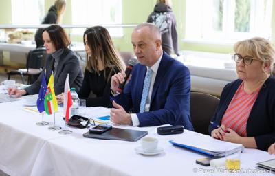 Marszałek województwa lubuskiego Marcin Jabłoński przemawia do uczestników spotkania Instytucji Zarządzającej programem Fundusze Europejskie dla Lubuskiego 2021-2027 z przedstawicielami miast i gmin tworzących Partnerstwo Razem dla rozwoju Powiatu Żagańskiego: Małomice, Niegosławice, Brzeźnica, Szprotawa, powiat Żagański. 
   