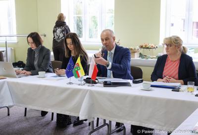 Marszałek województwa lubuskiego Marcin Jabłoński przemawia do uczestników spotkania Instytucji Zarządzającej programem Fundusze Europejskie dla Lubuskiego 2021-2027 z przedstawicielami miast i gmin tworzących Partnerstwo Razem dla rozwoju Powiatu Żagańskiego: Małomice, Niegosławice, Brzeźnica, Szprotawa, powiat Żagański. 
   