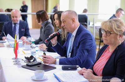 Marszałek województwa lubuskiego Marcin Jabłoński przemawia do uczestników spotkania Instytucji Zarządzającej programem Fundusze Europejskie dla Lubuskiego 2021-2027 z przedstawicielami miast i gmin tworzących Partnerstwo Razem dla rozwoju Powiatu Żagańskiego: Małomice, Niegosławice, Brzeźnica, Szprotawa, powiat Żagański. 
   