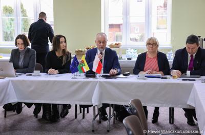 Marszałek województwa lubuskiego Marcin Jabłoński przemawia do uczestników spotkania Instytucji Zarządzającej programem Fundusze Europejskie dla Lubuskiego 2021-2027 z przedstawicielami miast i gmin tworzących Partnerstwo Razem dla rozwoju Powiatu Żagańskiego: Małomice, Niegosławice, Brzeźnica, Szprotawa, powiat Żagański. 
   