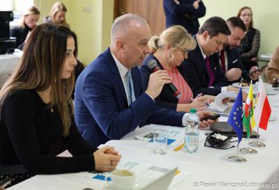 Marszałek województwa lubuskiego Marcin Jabłoński przemawia do uczestników spotkania Instytucji Zarządzającej programem Fundusze Europejskie dla Lubuskiego 2021-2027 z przedstawicielami miast i gmin tworzących Partnerstwo Razem dla rozwoju Powiatu Żagańskiego: Małomice, Niegosławice, Brzeźnica, Szprotawa, powiat Żagański. 
  