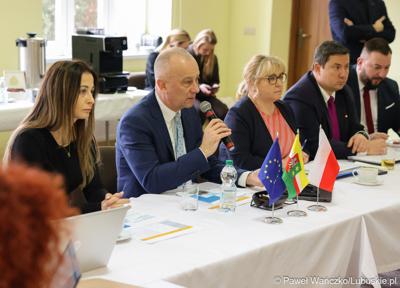 Marszałek województwa lubuskiego Marcin Jabłoński przemawia do uczestników spotkania Instytucji Zarządzającej programem Fundusze Europejskie dla Lubuskiego 2021-2027 z przedstawicielami miast i gmin tworzących Partnerstwo Razem dla rozwoju Powiatu Żagańskiego: Małomice, Niegosławice, Brzeźnica, Szprotawa, powiat Żagański. 
   
