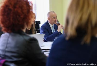 Marszałek województwa lubuskiego Marcin Jabłoński przemawia do uczestników spotkania Instytucji Zarządzającej programem Fundusze Europejskie dla Lubuskiego 2021-2027 z przedstawicielami miast i gmin tworzących Partnerstwo Razem dla rozwoju Powiatu Żagańskiego: Małomice, Niegosławice, Brzeźnica, Szprotawa, powiat Żagański. 
   
