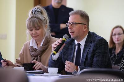 Burmistrz Szprotawy Mirosław Gąsik podczas spotkania Instytucji Zarządzającej programem Fundusze Europejskie dla Lubuskiego 2021-2027 z przedstawicielami miast i gmin tworzących Partnerstwo Razem dla rozwoju Powiatu Żagańskiego: Małomice, Niegosławice, Brzeźnica, Szprotawa, powiat Żagański. 
 
