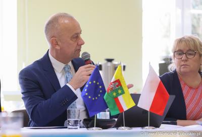 Marszałek województwa lubuskiego Marcin Jabłoński przemawia do uczestników spotkania Instytucji Zarządzającej programem Fundusze Europejskie dla Lubuskiego 2021-2027 z przedstawicielami miast i gmin tworzących Partnerstwo Razem dla rozwoju Powiatu Żagańskiego: Małomice, Niegosławice, Brzeźnica, Szprotawa, powiat Żagański. 
   
