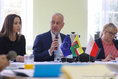 Marszałek województwa lubuskiego Marcin Jabłoński podczas spotkania Instytucji Zarządzającej programem Fundusze Europejskie dla Lubuskiego 2021-2027 z przedstawicielami miast i gmin tworzących Partnerstwo Razem dla rozwoju Powiatu Żagańskiego: Małomice, Niegosławice, Brzeźnica, Szprotawa, powiat Żagański. 
 