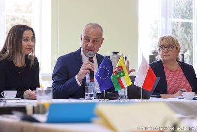 Marszałek województwa lubuskiego Marcin Jabłoński przemawia do uczestników spotkania Instytucji Zarządzającej programem Fundusze Europejskie dla Lubuskiego 2021-2027 z przedstawicielami miast i gmin tworzących Partnerstwo Razem dla rozwoju Powiatu Żagańskiego: Małomice, Niegosławice, Brzeźnica, Szprotawa, powiat Żagański. 
   