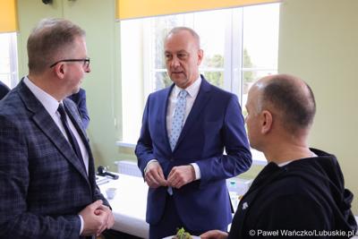 Marszałek województwa lubuskiego Marcin Jabłoński (w środku), burmistrz Szprotawy Mirosław Gąsik (z lewej) oraz kierownik Wydziału Przedsiębiorczości, Promocji i Turystyki Urzędu Miejskiego w Szprotawie Maciej Boryna  