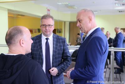 Marszałek województwa lubuskiego Marcin Jabłoński (z prawej), burmistrz Szprotawy Mirosław Gąsik (w środku) oraz kierownik Wydziału Przedsiębiorczości, Promocji i Turystyki Urzędu Miejskiego w Szprotawie Maciej Boryna   