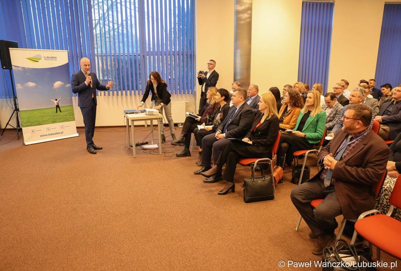 Marszałek Województwa Lubuskiego Marcin Jabłoński przemawia podczas spotkania w sprawie projektu aktualizacji Strategii Rozwoju Województwa Lubuskiego 2030 w w Wojewódzkiej i Miejskiej Bibliotece Publicznej im. Zbigniewa Herberta Gorzowie Wlkp.