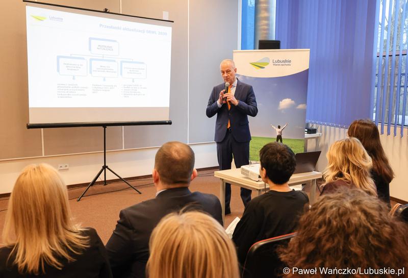 Marszałek Województwa Lubuskiego Marcin Jabłoński przemawia podczas spotkania w sprawie projektu aktualizacji Strategii Rozwoju Województwa Lubuskiego 2030 w w Wojewódzkiej i Miejskiej Bibliotece Publicznej im. Zbigniewa Herberta Gorzowie Wlkp.