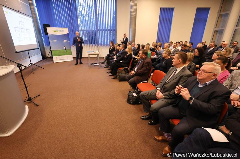 Uczestnicy spotkania w sprawie projektu aktualizacji Strategii Rozwoju Województwa Lubuskiego 2030 w w Wojewódzkiej i Miejskiej Bibliotece Publicznej im. Zbigniewa Herberta Gorzowie Wlkp.