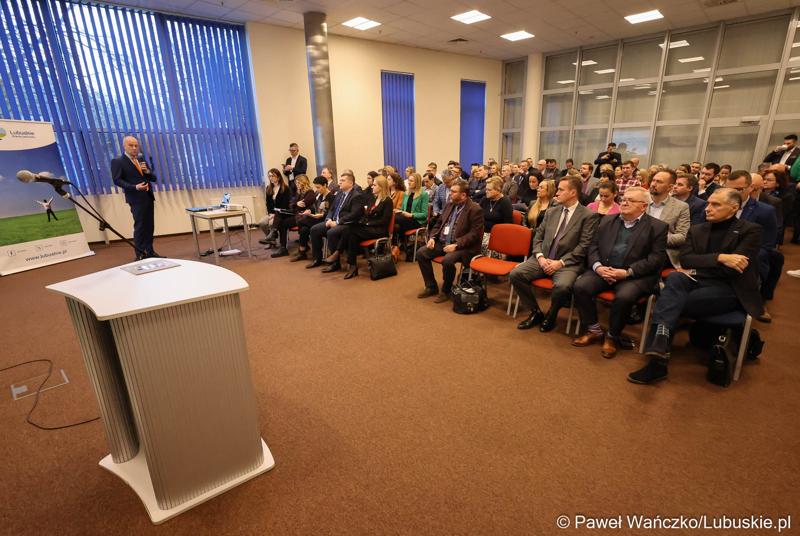 Uczestnicy spotkania w sprawie projektu aktualizacji Strategii Rozwoju Województwa Lubuskiego 2030 w w Wojewódzkiej i Miejskiej Bibliotece Publicznej im. Zbigniewa Herberta Gorzowie Wlkp.
