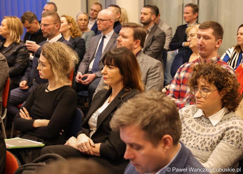 Uczestnicy spotkania w sprawie projektu aktualizacji Strategii Rozwoju Województwa Lubuskiego 2030 w w Wojewódzkiej i Miejskiej Bibliotece Publicznej im. Zbigniewa Herberta Gorzowie Wlkp.