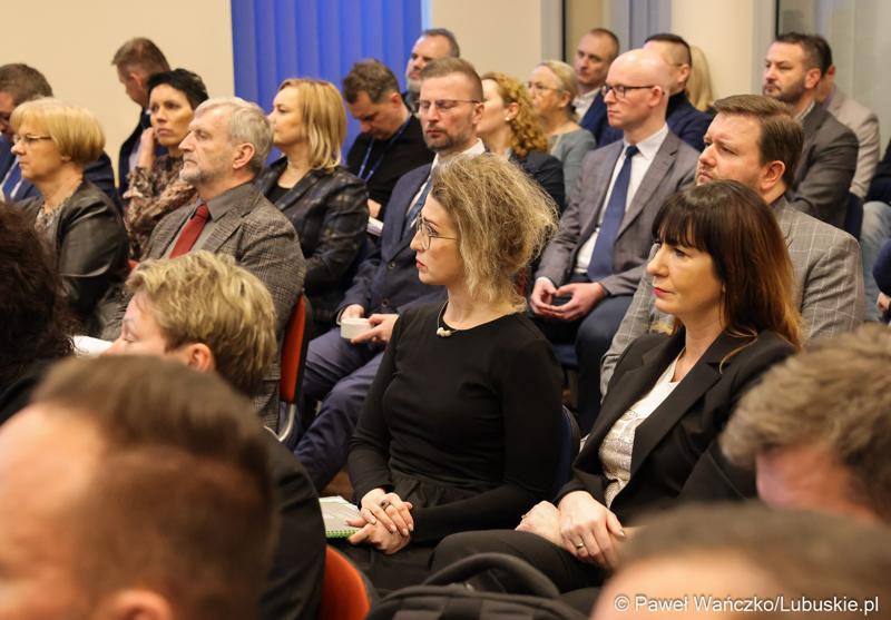 Uczestnicy spotkania w sprawie projektu aktualizacji Strategii Rozwoju Województwa Lubuskiego 2030 w w Wojewódzkiej i Miejskiej Bibliotece Publicznej im. Zbigniewa Herberta Gorzowie Wlkp.