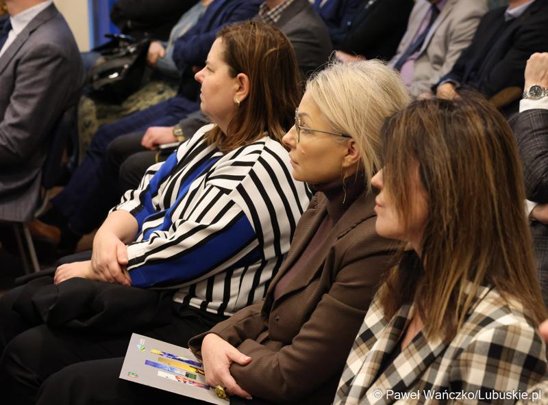 Uczestnicy spotkania w sprawie projektu aktualizacji Strategii Rozwoju Województwa Lubuskiego 2030 w w Wojewódzkiej i Miejskiej Bibliotece Publicznej im. Zbigniewa Herberta Gorzowie Wlkp.