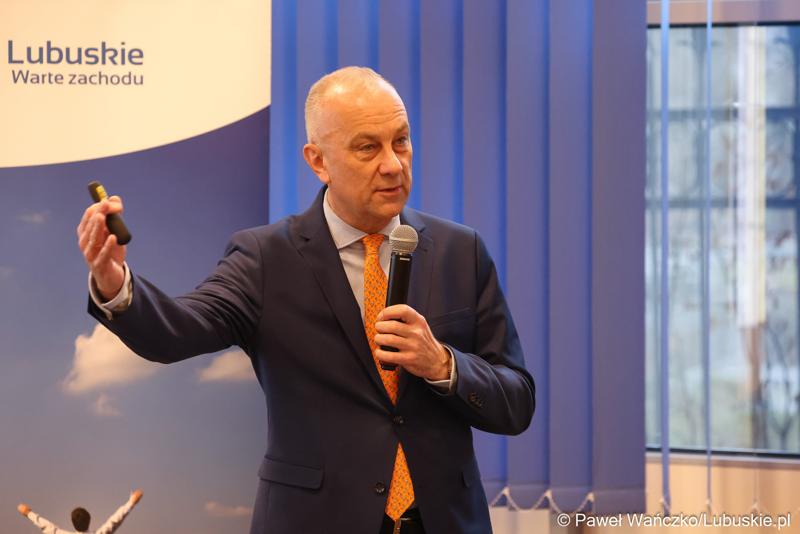 Marszałek Województwa Lubuskiego Marcin Jabłoński przemawia podczas spotkania w sprawie projektu aktualizacji Strategii Rozwoju Województwa Lubuskiego 2030 w w Wojewódzkiej i Miejskiej Bibliotece Publicznej im. Zbigniewa Herberta Gorzowie Wlkp.