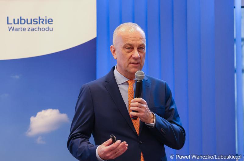 Marszałek Województwa Lubuskiego Marcin Jabłoński przemawia podczas spotkania w sprawie projektu aktualizacji Strategii Rozwoju Województwa Lubuskiego 2030 w w Wojewódzkiej i Miejskiej Bibliotece Publicznej im. Zbigniewa Herberta Gorzowie Wlkp.