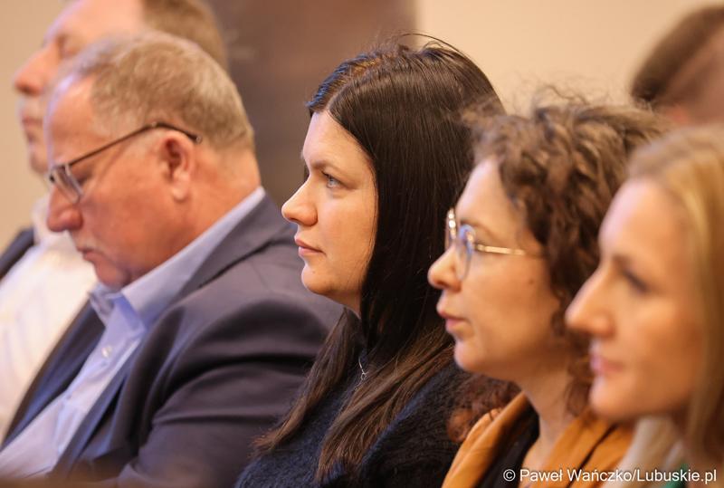 Uczestnicy spotkania w sprawie projektu aktualizacji Strategii Rozwoju Województwa Lubuskiego 2030 w w Wojewódzkiej i Miejskiej Bibliotece Publicznej im. Zbigniewa Herberta Gorzowie Wlkp.