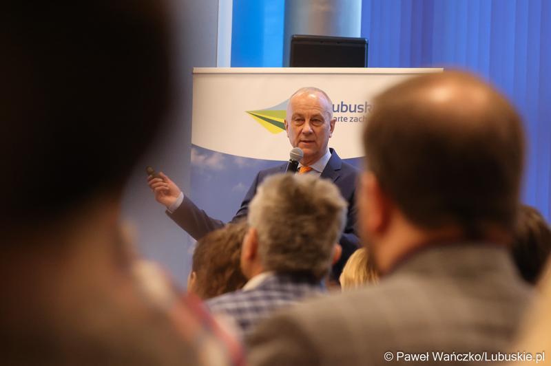 Marszałek Województwa Lubuskiego Marcin Jabłoński przemawia podczas spotkania w sprawie projektu aktualizacji Strategii Rozwoju Województwa Lubuskiego 2030 w w Wojewódzkiej i Miejskiej Bibliotece Publicznej im. Zbigniewa Herberta Gorzowie Wlkp.