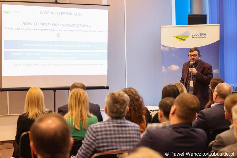 Dyr. Departamentu Gospodarki i Rozwoju UMWL Jarosław Flakowski przemawia podczas spotkania w sprawie projektu aktualizacji Strategii Rozwoju Województwa Lubuskiego 2030 w Wojewódzkiej i Miejskiej Bibliotece Publicznej im. Zbigniewa Herberta Gorzowie Wlkp.