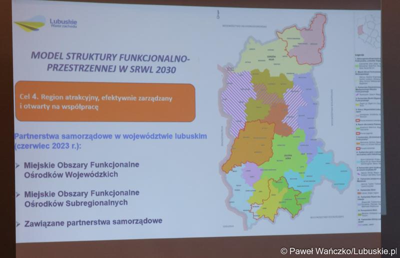 Uczestnicy spotkania w sprawie projektu aktualizacji Strategii Rozwoju Województwa Lubuskiego 2030 w w Wojewódzkiej i Miejskiej Bibliotece Publicznej im. Zbigniewa Herberta Gorzowie Wlkp.