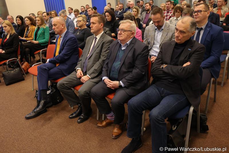 Uczestnicy spotkania w sprawie projektu aktualizacji Strategii Rozwoju Województwa Lubuskiego 2030 w w Wojewódzkiej i Miejskiej Bibliotece Publicznej im. Zbigniewa Herberta Gorzowie Wlkp.