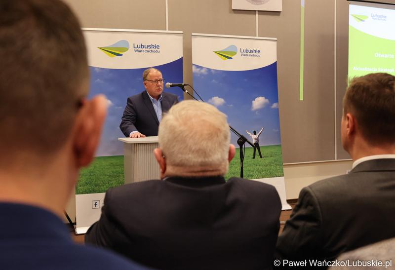 Prezes Zachodniej Izby Przemysłowo-Handlowej Jerzy Korolewicz przemawia podczas spotkania w sprawie projektu aktualizacji Strategii Rozwoju Województwa Lubuskiego 2030 w Wojewódzkiej i Miejskiej Bibliotece Publicznej im. Zbigniewa Herberta Gorzowie Wlkp.