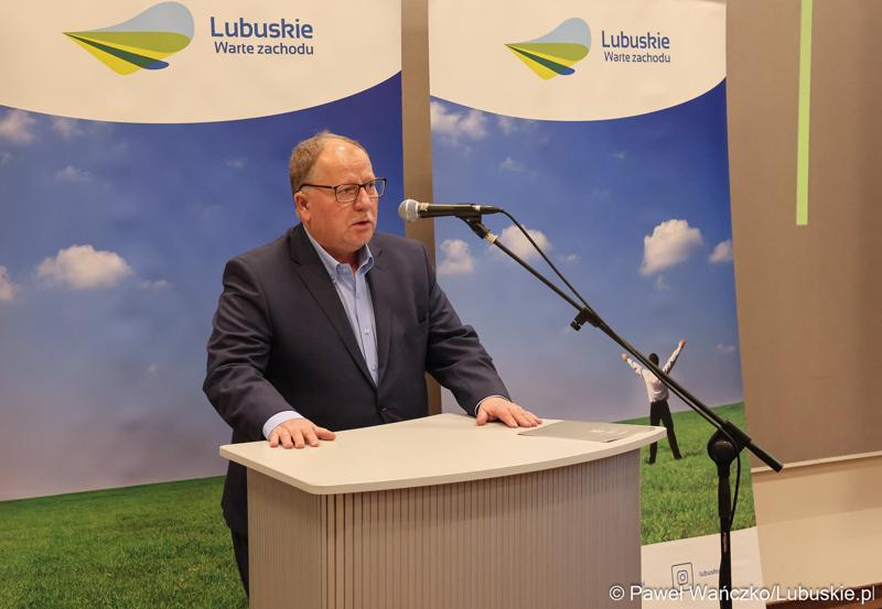 Prezes Zachodniej Izby Przemysłowo-Handlowej Jerzy Korolewicz przemawia podczas spotkania w sprawie projektu aktualizacji Strategii Rozwoju Województwa Lubuskiego 2030 w Wojewódzkiej i Miejskiej Bibliotece Publicznej im. Zbigniewa Herberta Gorzowie Wlkp.