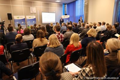 Uczestnicy spotkania w sprawie projektu aktualizacji Strategii Rozwoju Województwa Lubuskiego 2030 w w Wojewódzkiej i Miejskiej Bibliotece Publicznej im. Zbigniewa Herberta Gorzowie Wlkp. 