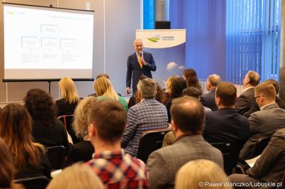 Marszałek Województwa Lubuskiego Marcin Jabłoński przemawia podczas spotkania w sprawie projektu aktualizacji Strategii Rozwoju Województwa Lubuskiego 2030 w w Wojewódzkiej i Miejskiej Bibliotece Publicznej im. Zbigniewa Herberta Gorzowie Wlkp. 