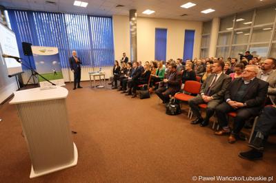 Uczestnicy spotkania w sprawie projektu aktualizacji Strategii Rozwoju Województwa Lubuskiego 2030 w w Wojewódzkiej i Miejskiej Bibliotece Publicznej im. Zbigniewa Herberta Gorzowie Wlkp. 