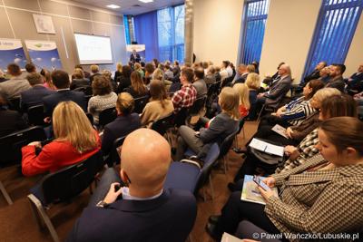 Uczestnicy spotkania w sprawie projektu aktualizacji Strategii Rozwoju Województwa Lubuskiego 2030 w w Wojewódzkiej i Miejskiej Bibliotece Publicznej im. Zbigniewa Herberta Gorzowie Wlkp. 