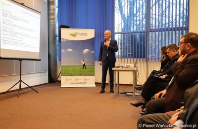 Marszałek Województwa Lubuskiego Marcin Jabłoński przemawia podczas spotkania w sprawie projektu aktualizacji Strategii Rozwoju Województwa Lubuskiego 2030 w w Wojewódzkiej i Miejskiej Bibliotece Publicznej im. Zbigniewa Herberta Gorzowie Wlkp. 