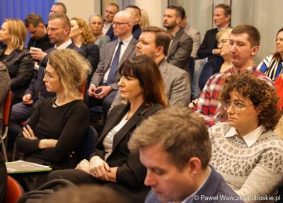 Uczestnicy spotkania w sprawie projektu aktualizacji Strategii Rozwoju Województwa Lubuskiego 2030 w w Wojewódzkiej i Miejskiej Bibliotece Publicznej im. Zbigniewa Herberta Gorzowie Wlkp. 