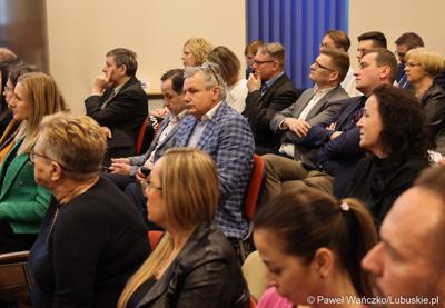 Uczestnicy spotkania w sprawie projektu aktualizacji Strategii Rozwoju Województwa Lubuskiego 2030 w w Wojewódzkiej i Miejskiej Bibliotece Publicznej im. Zbigniewa Herberta Gorzowie Wlkp. 
