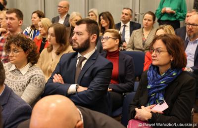 Uczestnicy spotkania w sprawie projektu aktualizacji Strategii Rozwoju Województwa Lubuskiego 2030 w w Wojewódzkiej i Miejskiej Bibliotece Publicznej im. Zbigniewa Herberta Gorzowie Wlkp. 