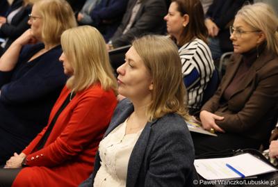 Uczestnicy spotkania w sprawie projektu aktualizacji Strategii Rozwoju Województwa Lubuskiego 2030 w w Wojewódzkiej i Miejskiej Bibliotece Publicznej im. Zbigniewa Herberta Gorzowie Wlkp. 