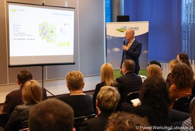 Marszałek Województwa Lubuskiego Marcin Jabłoński przemawia podczas spotkania w sprawie projektu aktualizacji Strategii Rozwoju Województwa Lubuskiego 2030 w w Wojewódzkiej i Miejskiej Bibliotece Publicznej im. Zbigniewa Herberta Gorzowie Wlkp. 