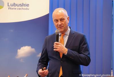Marszałek Województwa Lubuskiego Marcin Jabłoński przemawia podczas spotkania w sprawie projektu aktualizacji Strategii Rozwoju Województwa Lubuskiego 2030 w w Wojewódzkiej i Miejskiej Bibliotece Publicznej im. Zbigniewa Herberta Gorzowie Wlkp. 
