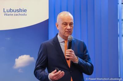 Marszałek Województwa Lubuskiego Marcin Jabłoński przemawia podczas spotkania w sprawie projektu aktualizacji Strategii Rozwoju Województwa Lubuskiego 2030 w w Wojewódzkiej i Miejskiej Bibliotece Publicznej im. Zbigniewa Herberta Gorzowie Wlkp. 