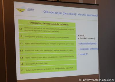 Uczestnicy spotkania w sprawie projektu aktualizacji Strategii Rozwoju Województwa Lubuskiego 2030 w w Wojewódzkiej i Miejskiej Bibliotece Publicznej im. Zbigniewa Herberta Gorzowie Wlkp. 