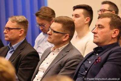 Uczestnicy spotkania w sprawie projektu aktualizacji Strategii Rozwoju Województwa Lubuskiego 2030 w w Wojewódzkiej i Miejskiej Bibliotece Publicznej im. Zbigniewa Herberta Gorzowie Wlkp. 