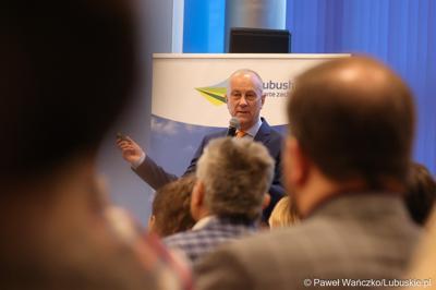 Marszałek Województwa Lubuskiego Marcin Jabłoński przemawia podczas spotkania w sprawie projektu aktualizacji Strategii Rozwoju Województwa Lubuskiego 2030 w w Wojewódzkiej i Miejskiej Bibliotece Publicznej im. Zbigniewa Herberta Gorzowie Wlkp. 