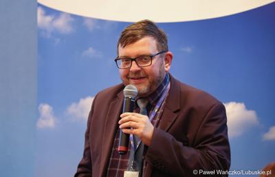Dyr. Departamentu Gospodarki i Rozwoju UMWL Jarosław Flakowski przemawia podczas spotkania w sprawie projektu aktualizacji Strategii Rozwoju Województwa Lubuskiego 2030 w Wojewódzkiej i Miejskiej Bibliotece Publicznej im. Zbigniewa Herberta Gorzowie Wlkp. 