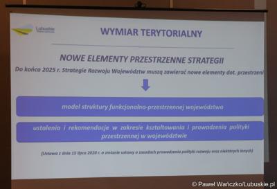 Uczestnicy spotkania w sprawie projektu aktualizacji Strategii Rozwoju Województwa Lubuskiego 2030 w w Wojewódzkiej i Miejskiej Bibliotece Publicznej im. Zbigniewa Herberta Gorzowie Wlkp. 