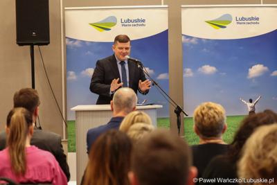 Prezydent Gorzowa Jacek Wójcicki przemawia podczas spotkania w sprawie projektu aktualizacji Strategii Rozwoju Województwa Lubuskiego 2030 w Wojewódzkiej i Miejskiej Bibliotece Publicznej im. Zbigniewa Herberta Gorzowie Wlkp. 